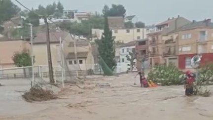 Momento del rescate de dos personas atrapadas en su vehículo. / Diputación de Teruel