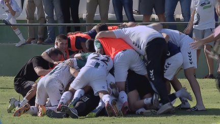 Los jugadores del Juventud Torremolinos celebran su pase a la siguiente ronda.