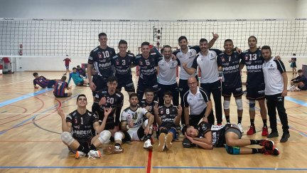 Los jugadores del Pamesa Teruel Voleibol celebran el triunfo.