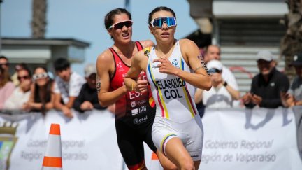 Marta Pintanel, cerca de la línea de meta, junto a la colombiana Velásquez que finalmente le arrebató la tercera plaza.