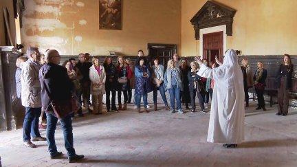 La condesa de Aranda ha sido la anfitriona de la visita a su palacio en Épila. | Aragón TV