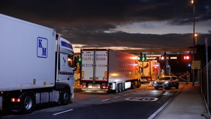 Camiones entranado a Mercamadrid en la madrugada del lunes. / Alejandro Martínez Vélez (Europa Press)