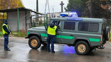 Oficiales de policía polacos patrullan en el pueblo de Przewodow, sureste de Polonia, este miércoles, 16 de noviembre de 2022. / EFE.