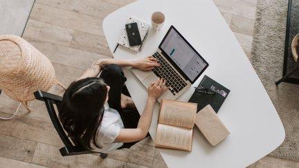 Las mujeres son mayoría en las clases universitarias a distancia. / Pexels