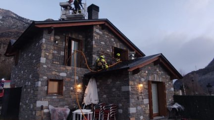 Bomberos del SPEIS de la DPH durante una actuación en una vivienda. / DPH