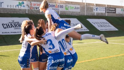 Las jugadoras del Zaragoza CFF celebran un gol en un encuentro reciente.