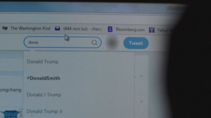 Una persona busca el nombre de Donald Trump en Twitter. / AFP