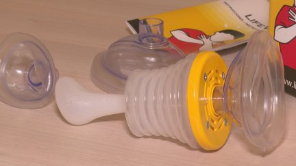 Una de las 27 mascarillas antiatragantamiento adquiridas por el Ayuntamiento de Monzón.