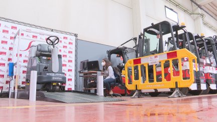 Investigadores trabajan en el diseño de una máquina limpiadora.