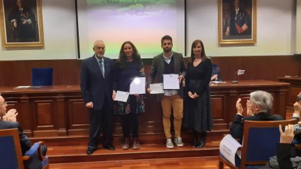 El investigador Juan Mangas recibiendo el premio. / Universidad de Zaragoza