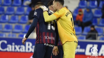 Andrés Fernández habla a dos de sus compañeros durante el encuentro de anoche ante el Sporting.