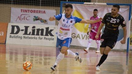 Óscar Villanueva controla un balón durante el encuentro. Fotos: Pedro Serrano