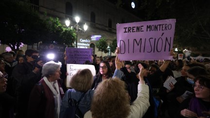 Pancarta en la que se pedía la dimisión de Irene Montero. / Joaquín Corchero - Europa Press.