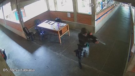 El asaltante, grabado por una de las cámaras de seguridad de la escuela.