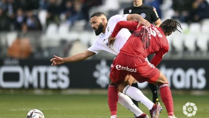Jair lucha por un balón. Foto: LaLiga