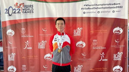 Jian Wang Escanilla posa con uno de los oros conseguidos en los IWAS World Games.