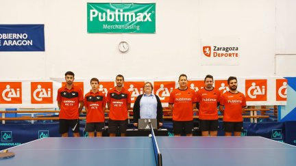 Los jugadores del Publimax CAI Santiago y del Girbau Vic TT, antes del encuentro.