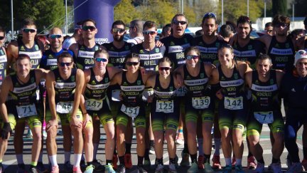 Imagen de los equipos masculino y femenino de triatlón del Stadium Casablanca.