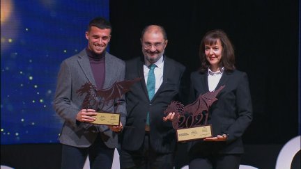 Carlos Mayo e Inmaculada Zamorano, madre de Esther Briz, posan con el galardón junto a Javier Lambán.
