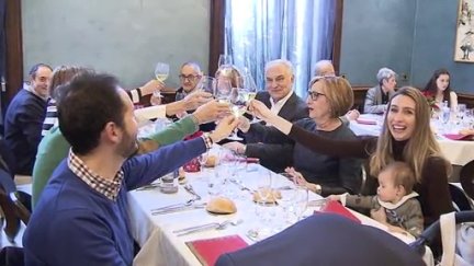 Familia celebrando su comida de Año Nuevo.