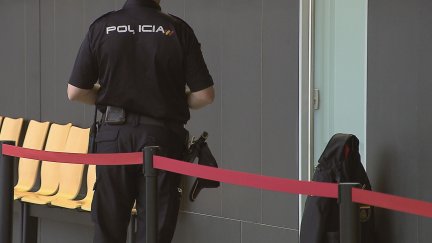 Un agente de policía en los juzgados de Zaragoza.