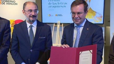 Javier Sierra recibe el premio de manos del presidente de Aragón, Javier Lambán.