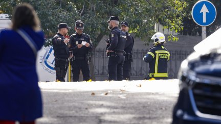 Miembros de la Policía Nacional y los Bomberos desplegados en las proximidades de la Embajada de Ucrania en Madrid este miércoles. / EFE.