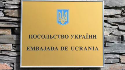 Imagen de archivo de la placa de la embajada de Ucrania en Madrid. / Europa Press