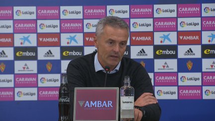 Fran Escribá compareciendo en rueda de prensa tras el partido