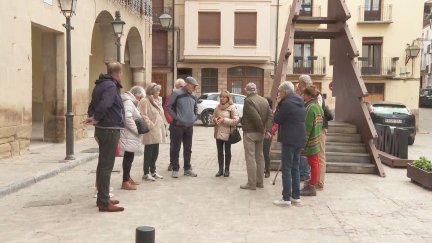 Un grupo de personas hace turismo en Teruel.
