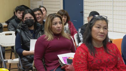Migrantes recibiendo la información del proyecto 'Reencuentros' de La Casa de Culturas.