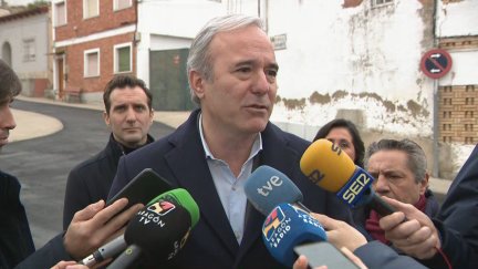 Jorge Azcón, atendiendo a los medios, este miércoles en el barrio de Juslibol de Zaragoza.