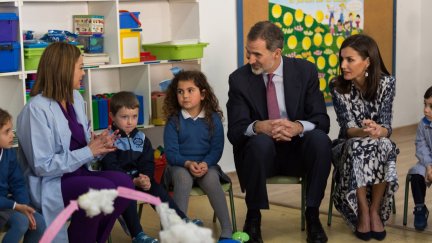 Los Reyes, durante la entrega de uno de los premios Escuela del Año. / Fundación Princesa de Girona.