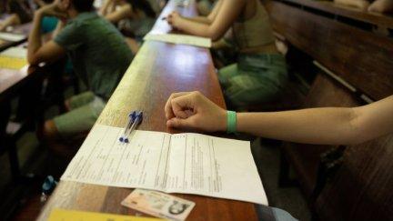 Jóvenes antes de empezar un examen de la EvAU. / Europa Press