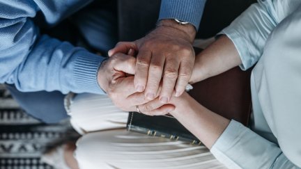 El apoyo del entorno es fundamental para sobrellevar el duelo perinatal. / Canva.