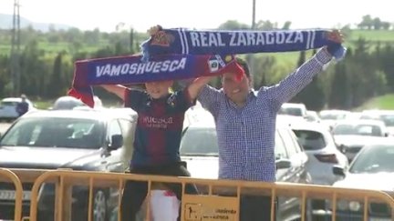 Aficionados de sendos equipos en un derbi anterior.