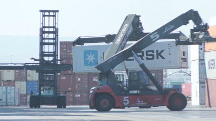 Trabajos de distribución en la plataforma marítima de Zaragoza.