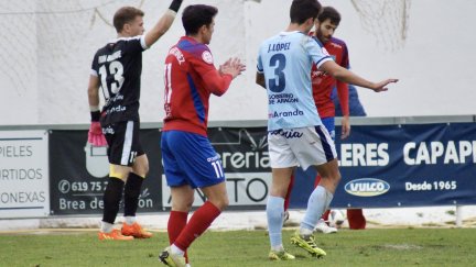 Una imagen del duelo disputado entre Brea y Tarazona en Piedrabuena.