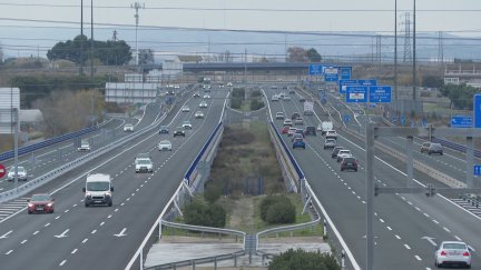 Tráfico este domingo en la A-2 a la altura de Zaragoza./ David Calvo.
