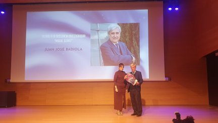 Juan José Badiola recibe el galardón a la Excelencia en los Premios Aragón Investiga. / Twitter