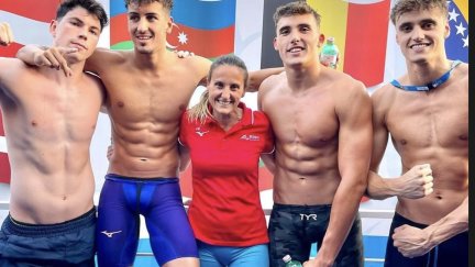 Luis Domínguez (izquierda), junto a sus compañeros del relevo 4x100.
