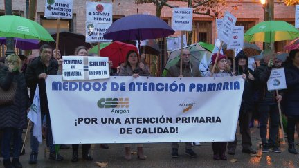 Médicos de Atención Primaria durante la concentración de este martes.