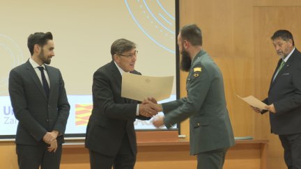 Arturo Aliaga haciendo entrega de uno de los diplomas del postgrado.