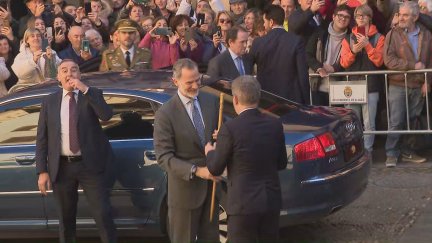 El alcalde de Alcañiz, Ignacio Urquizu, entrega a Felipe VI la vara de mando a su llegada a la ciudad