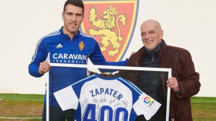 Alberto Zapater recibe de manos de Juan Señor la camiseta conmemorativa.