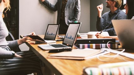 El Ministerio de Industria promueve la reducción de jornada sin recortar el salario de los trabajadores. / Pixabay