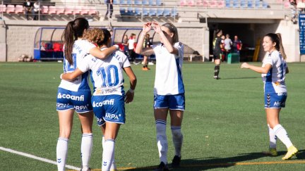 Las jugadoras del Zaragoza CFF celebran un gol en el Enrique Porta.
