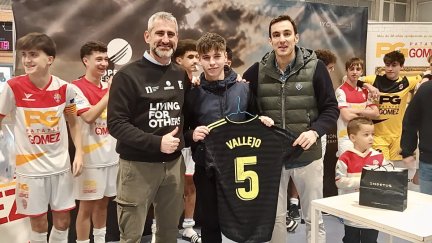Entre los donantes de alimentos se sorteo una camiseta de Jesús Vallejo, uno de los padrinos de esta recogida de alimentos.