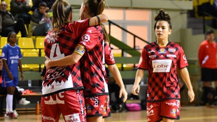 Las jugadoras del Sala Zaragoza celebran un gol.