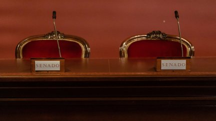 Dos asientos en la sala Manuel Broseta Pont durante la primera jornada de puertas abiertas del Senado, a 30 de noviembre de 2022, en Madrid. / Carlos Luján - Europa Press